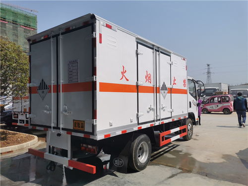 小型廢油漆桶運(yùn)輸車推薦 國(guó)六九類雜項(xiàng)危險(xiǎn)品運(yùn)輸車實(shí)用指南